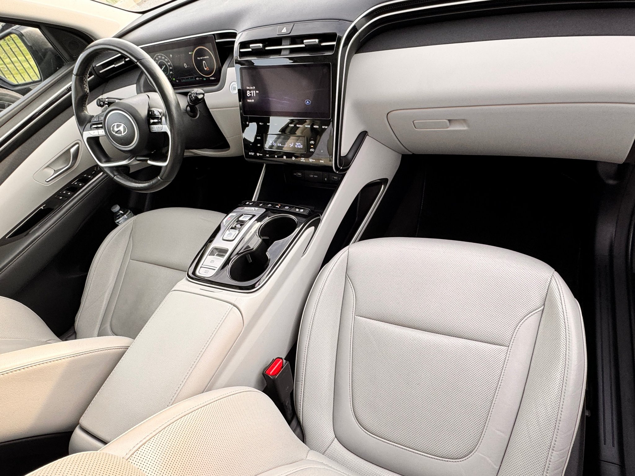 Hyundai Tucson Hybrid 2022 — the dashboard and front seats