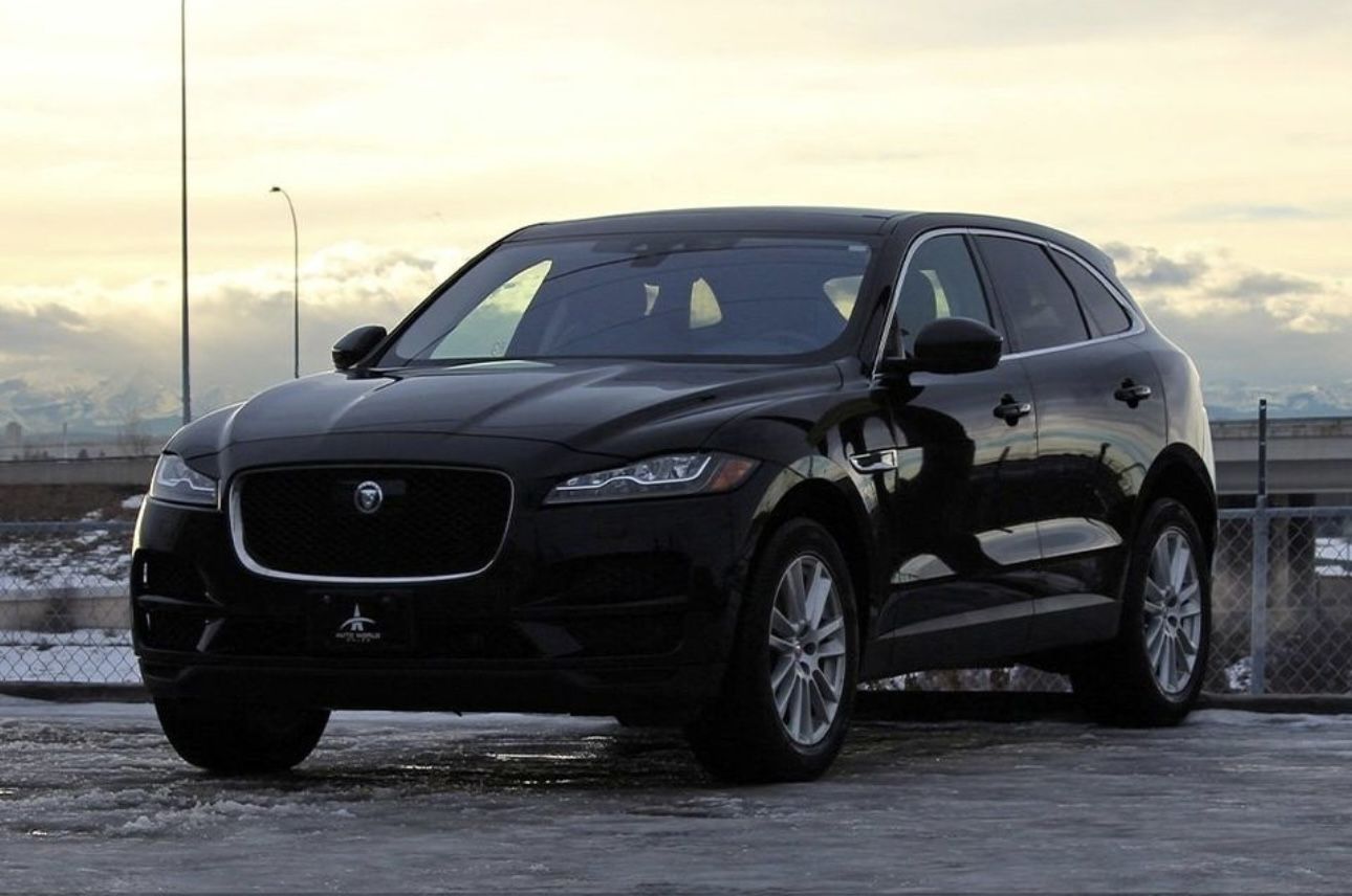 Jaguar F-PACE 2020 in Santorini Black, front three-quarter view